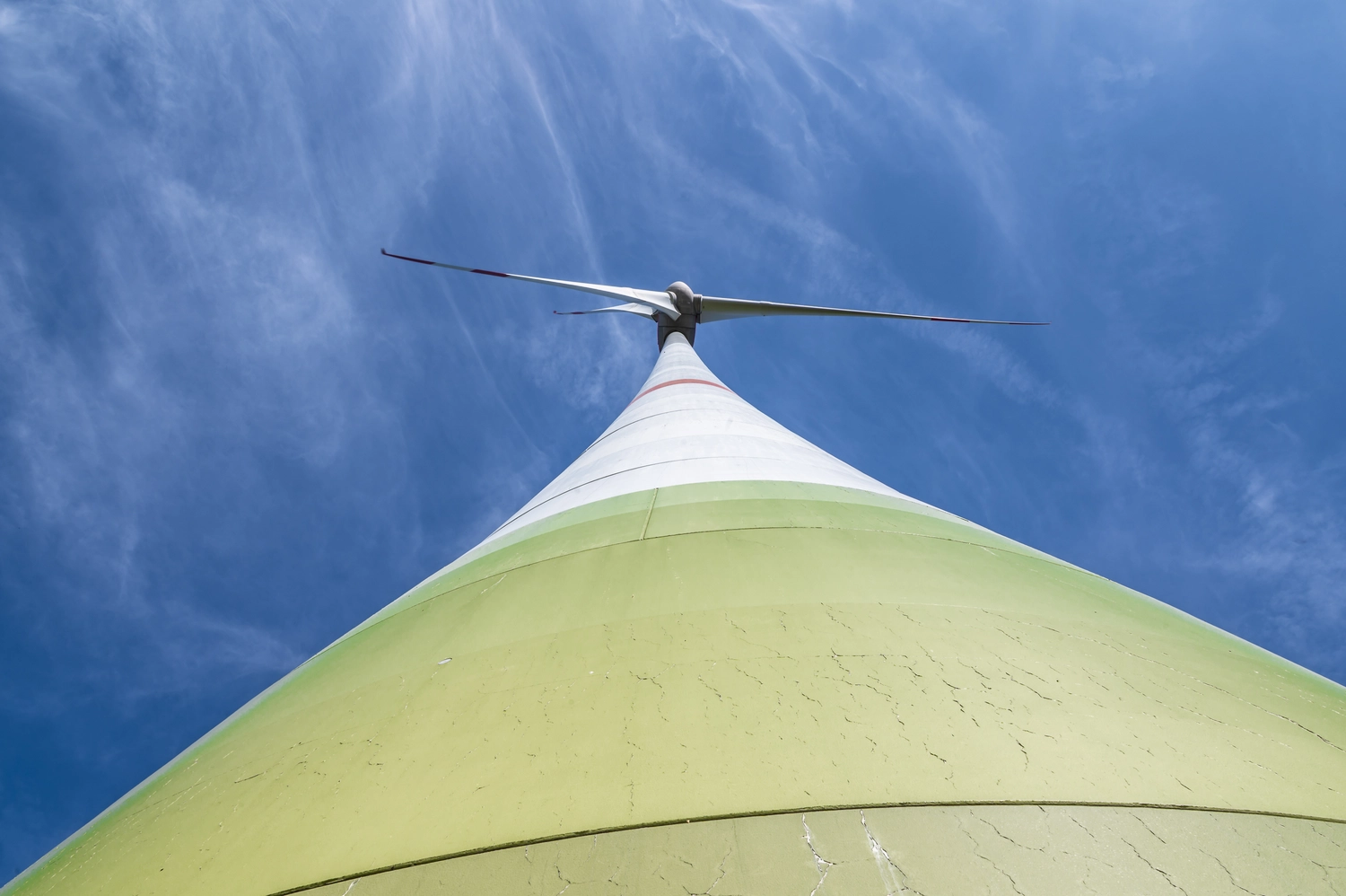 Lohrengel Consulting – Erneuerbare Energien – ein Windpark, der aus mehreren großen Windkraftanlagen auf einem Feld unter blauem Himmel besteht
