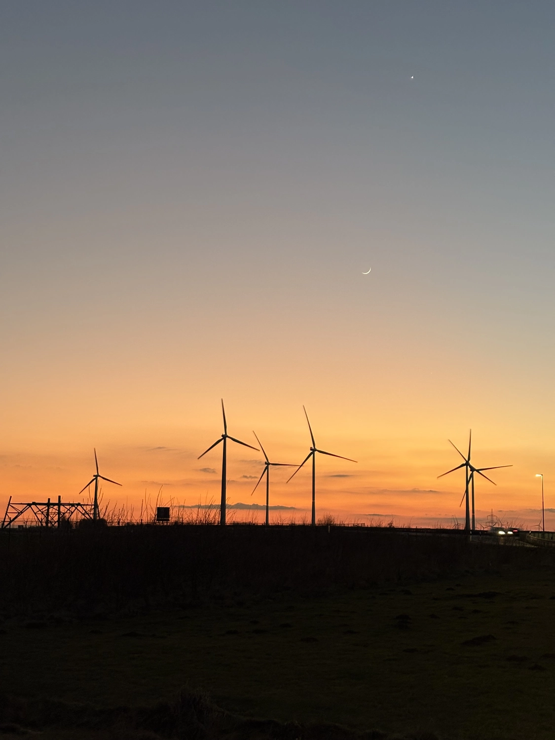 Lohrengel Consulting – Erneuerbare Energien – ein Windpark, der aus mehreren großen Windkraftanlagen auf einem Feld besteht