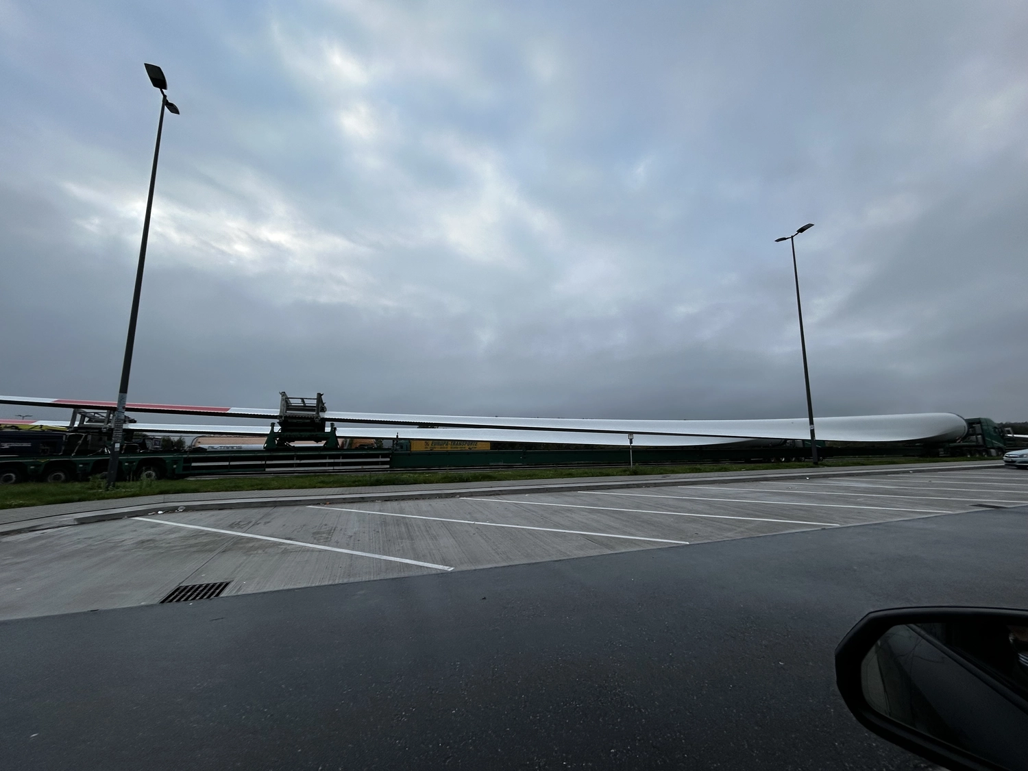 Lohrengel Consulting – Erneuerbare Energien – ein Rotorblatt einer Windkraftanlage wird auf einem Spezialanhänger transportiert.
