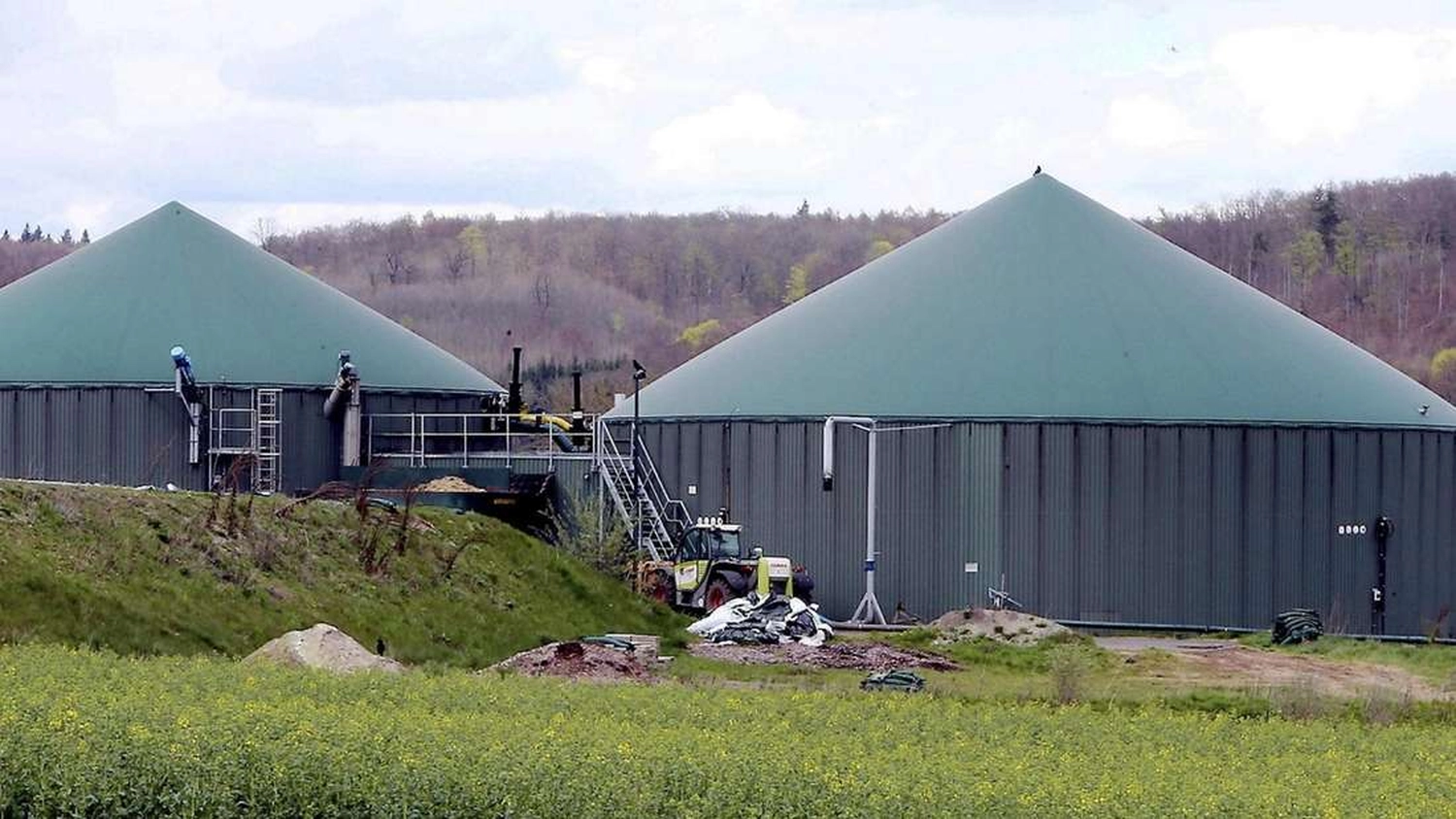 Lohrengel Consulting – Erneuerbare Energien – eine industrielle Biogasanlage, eine Anlage, die organische Stoffe in erneuerbare Energie umwandelt.