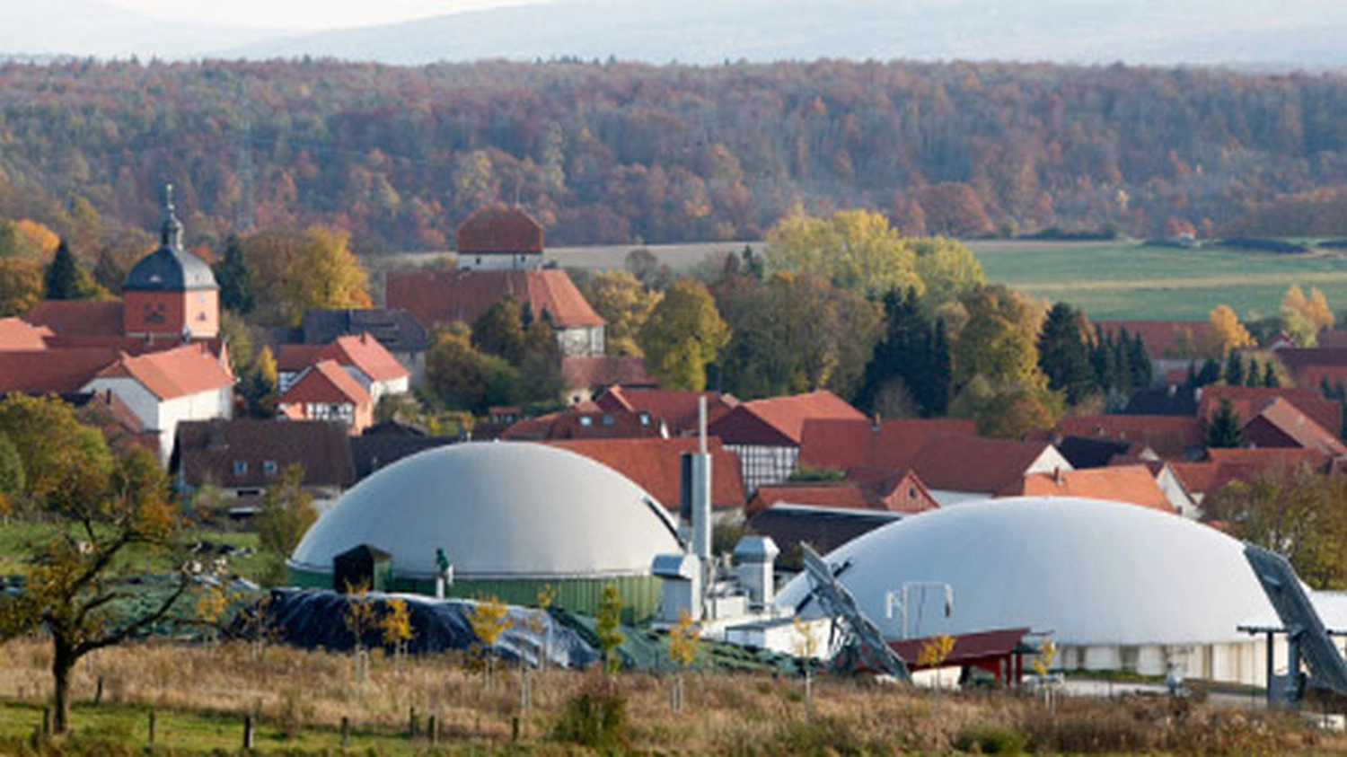 Lohrengel Consulting – Erneuerbare Energien – das in Deutschland ansässige Bioenergiedorf Jühnde, das als weltweit erstes Bioenergiedorf bekannt ist.